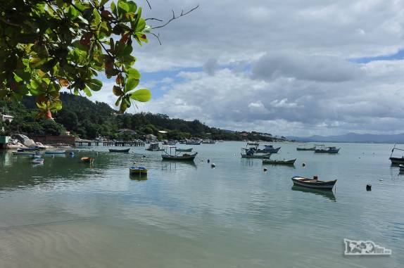 A trnquila enseada de Gancho do Meio, onde está a sede do município de Governador Celso Ramos, litoral de Santa Catarina